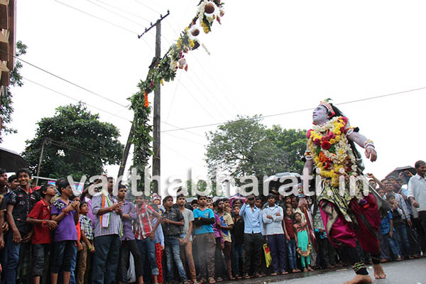 ಮೂಡುಬಿದಿರೆ: ಯಕ್ಷಗಾನೀಯ ಶ್ರೀಕೃಷ್ಣನಿಂದ ಮೊಸರ ಕುಡಿಕೆ